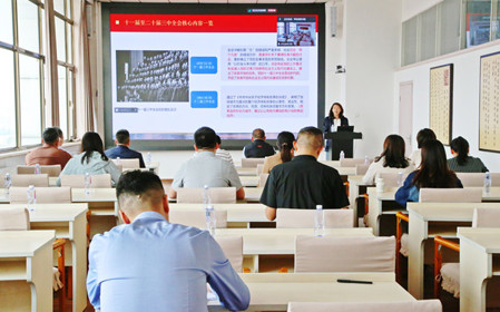 標(biāo)題：呼和浩特分院黨委副書記、工會(huì)主席劉萍講授黨課
瀏覽次數(shù)：1798
發(fā)表時(shí)間：2024-09-27